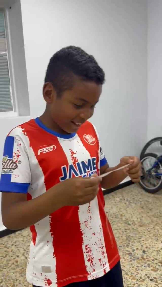 Jugador con el uniforme rojiblanco de la fundación